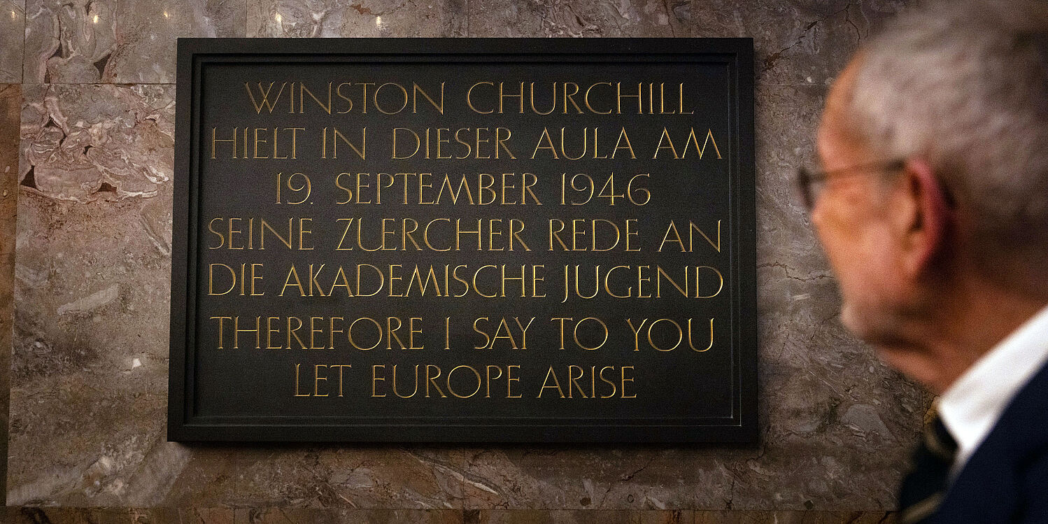 Bundespräsident Alexander Van der Bellen vor der Gedenktafel vom Besuch Winston Churchills an der Uni Zürich
