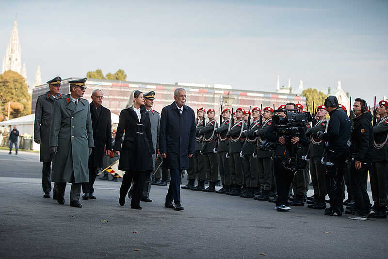 Nationalfeiertag 2021: Kranzniederlegung - Angelobung der Rekruten - Impfburgtraße in der Hofburg