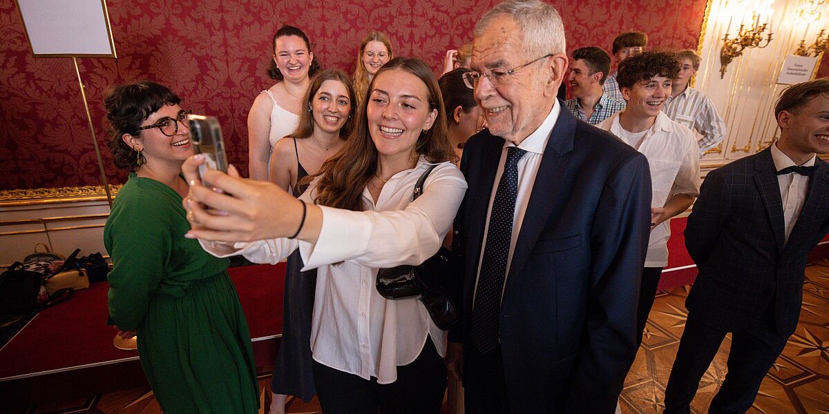 Bundespräsident Alexander Van der Bellen verabschiedet die Gedenk-, Sozial- und Friedensdienstleistende aus dem Jahrgang 2024/25