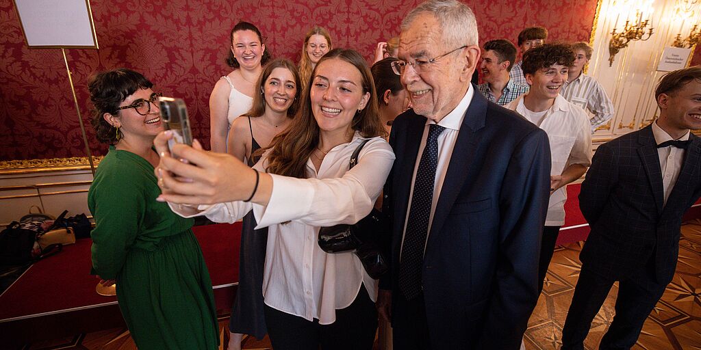 Bundespräsident Alexander Van der Bellen verabschiedet die Gedenk-, Sozial- und Friedensdienstleistende aus dem Jahrgang 2024/25
