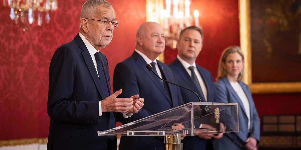 Gesrpäch mit den Parteiobleuten der ÖVP, SPÖ und Neos