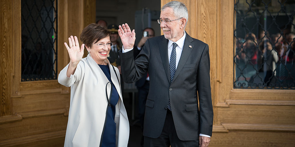 Alexander Van der Bellen und Doris Schmidauer öffnen die Pforten der Präsidentschaftskanzlei