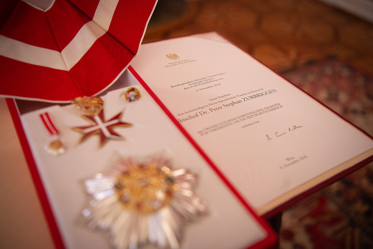27.11.2018: Großes Goldenes Ehrenzeichen am Bande für Verdienste um die Republik Österreich an den Apostolischen Nuntius, Erzbischof Peter Stephan Zurbriggen