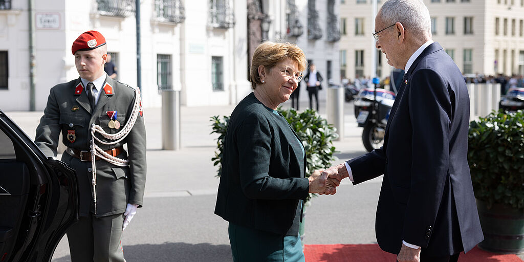 Begrüßung mit militärischen Ehren am Ballhausplatz in Wien