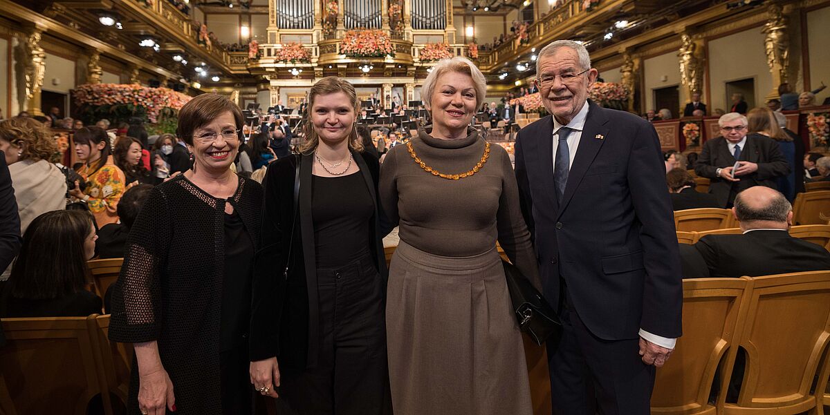 Bundespräsident Alexander Van der Bellen und Doris Schmidauer mit den Ehrengästen beim Neujahrskonzert, Rot-Kreuz-Mitarbeiterin Sophia Triebnig und Olena Karpova aus der Ukraine