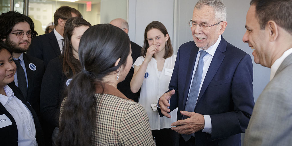 Der Bundespräsident im Gespräch mit den Jugenddelegierten des Büro des Climate Museum in New York