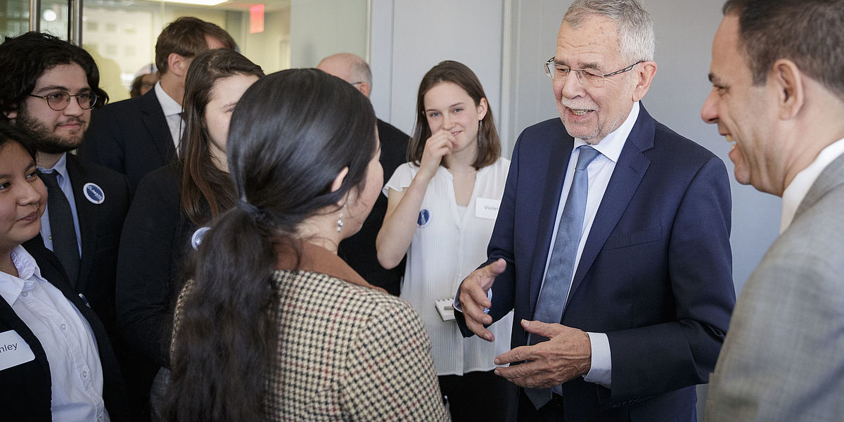 Der Bundespräsident im Gespräch mit den Jugenddelegierten des Büro des Climate Museum in New York