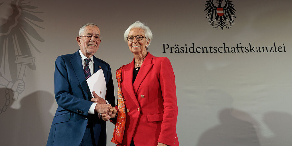   AT  Navigation überspringen alexander van der bellen     Erstellen  2  Avatarbild Hofburg im Dialog: „Invested in Europe“