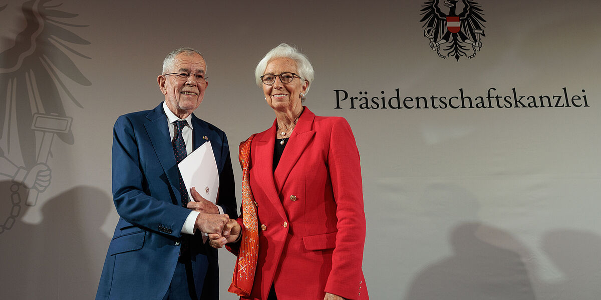   AT  Navigation überspringen alexander van der bellen     Erstellen  2  Avatarbild Hofburg im Dialog: „Invested in Europe“