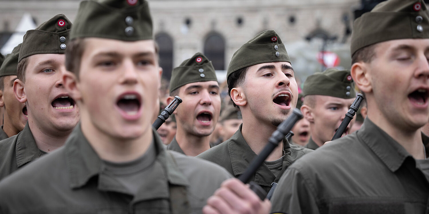 Angelobung von Rekrutinnen und Rekruten am Heldenplatz.