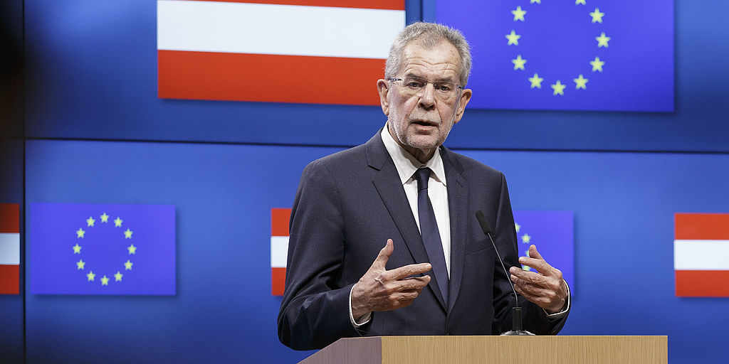 Alexander Van der Bellen vor der Europaflagge und der österreichischen Flagge
