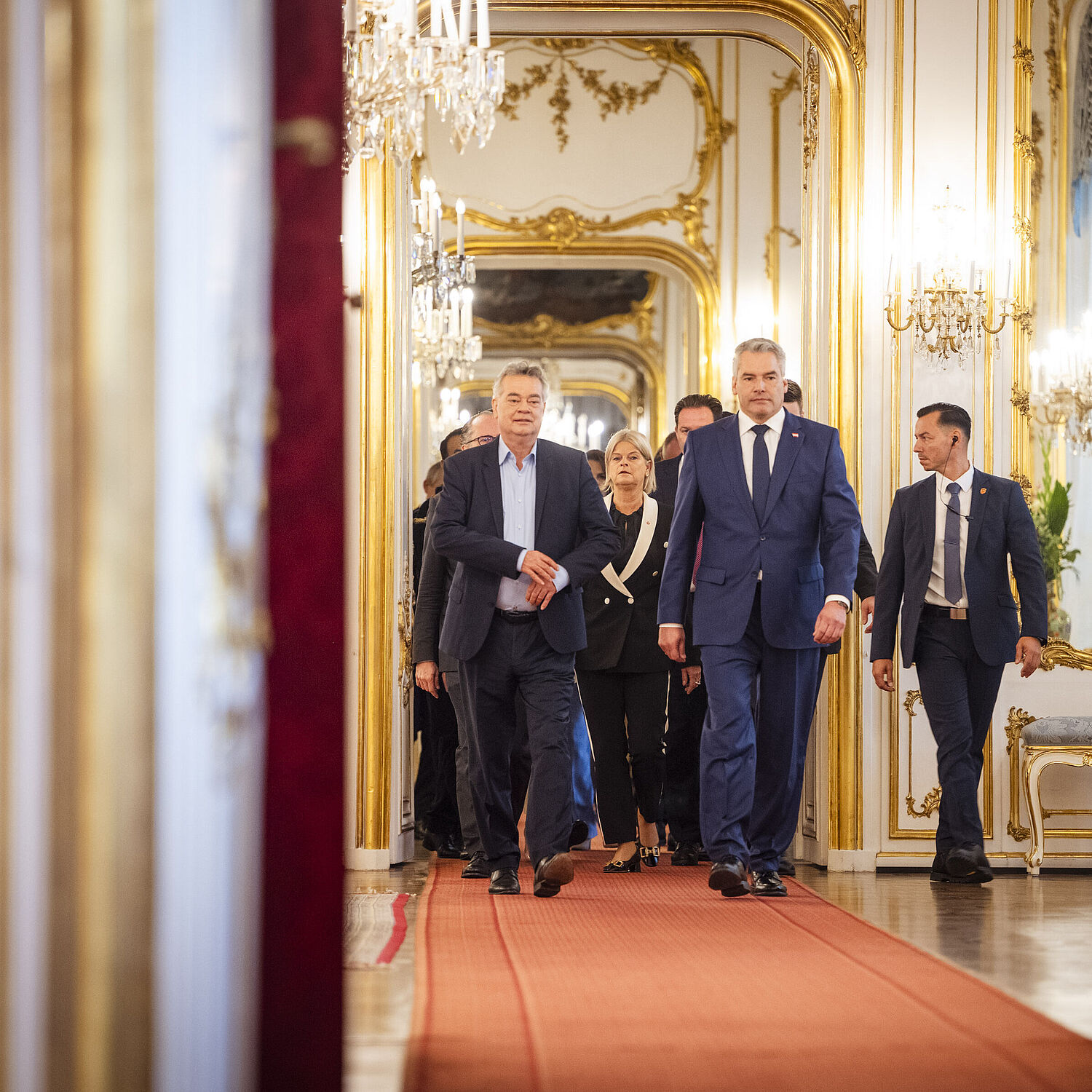 Die Bundesregierung auf dem Weg zum Bundespräsidenten.