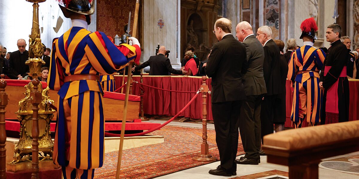 Bundespräsident Alexander Van der Bellen verabschiedet sich im Petersdom von Papst Franziskus. 