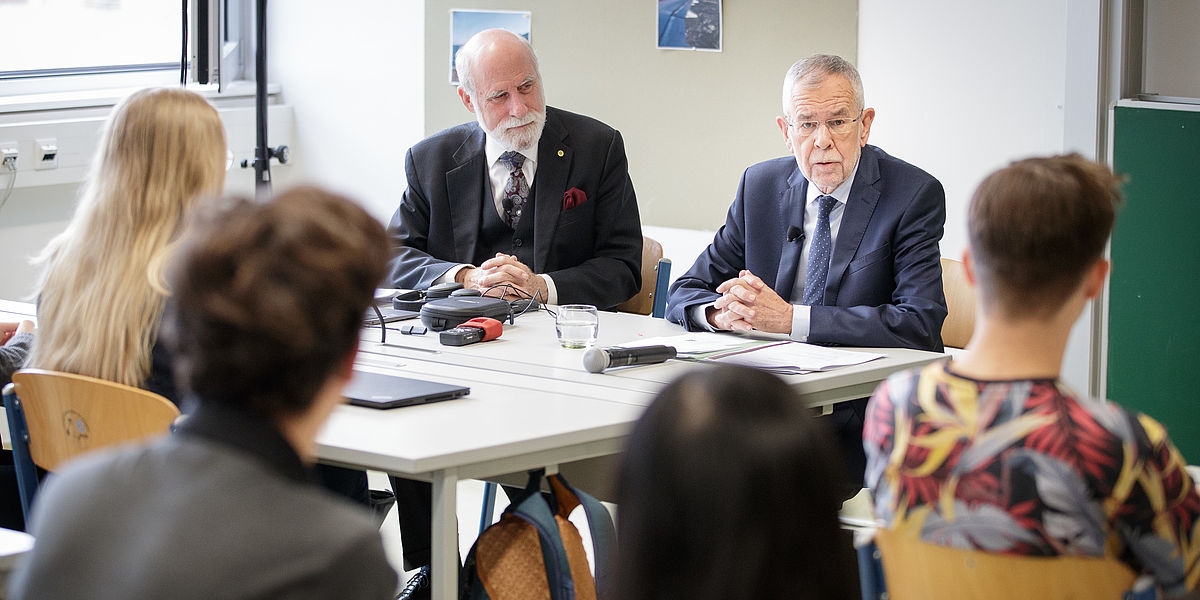 Bundespräsident Alexander Van der Bellen besuchte mit Vinton G. Cerf, dem Erfinder des Internets, die HTBLuVA Spengergasse