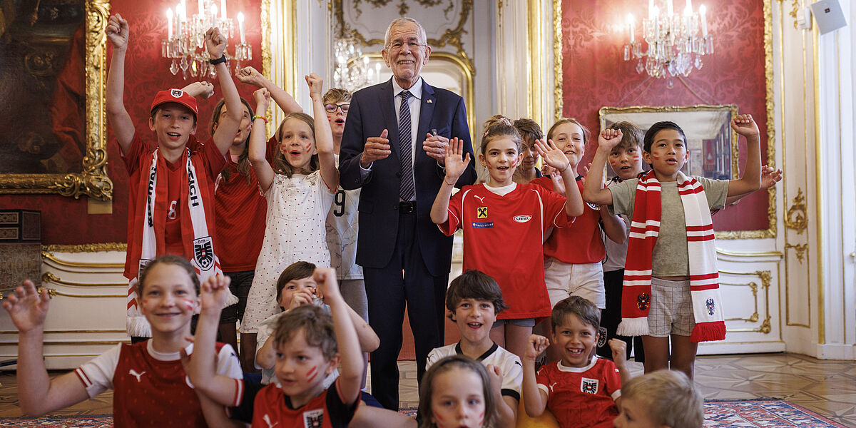 WM-Spiel AT vs. ES: Bitte des Herrn Bundespräsident an Eltern.