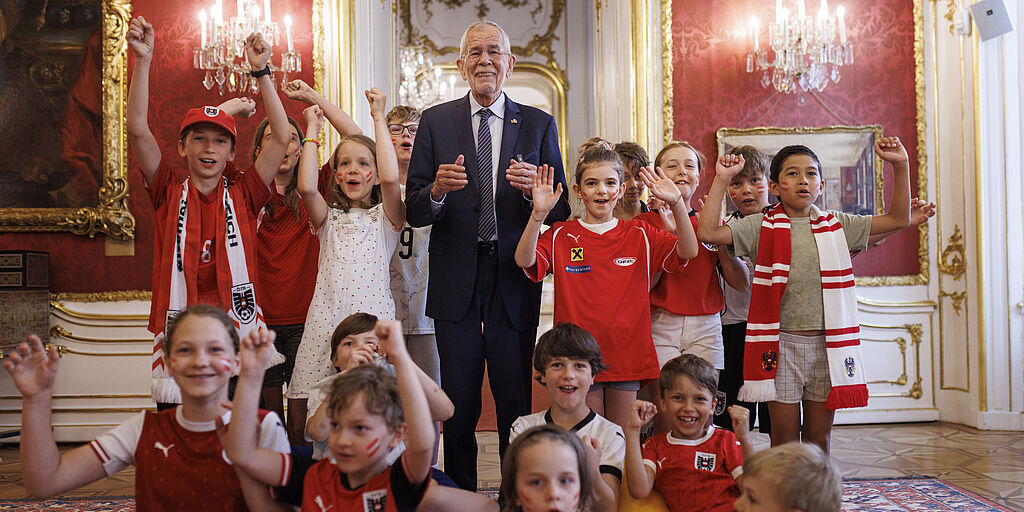 WM-Spiel AT vs. ES: Bitte des Herrn Bundespräsident an Eltern.