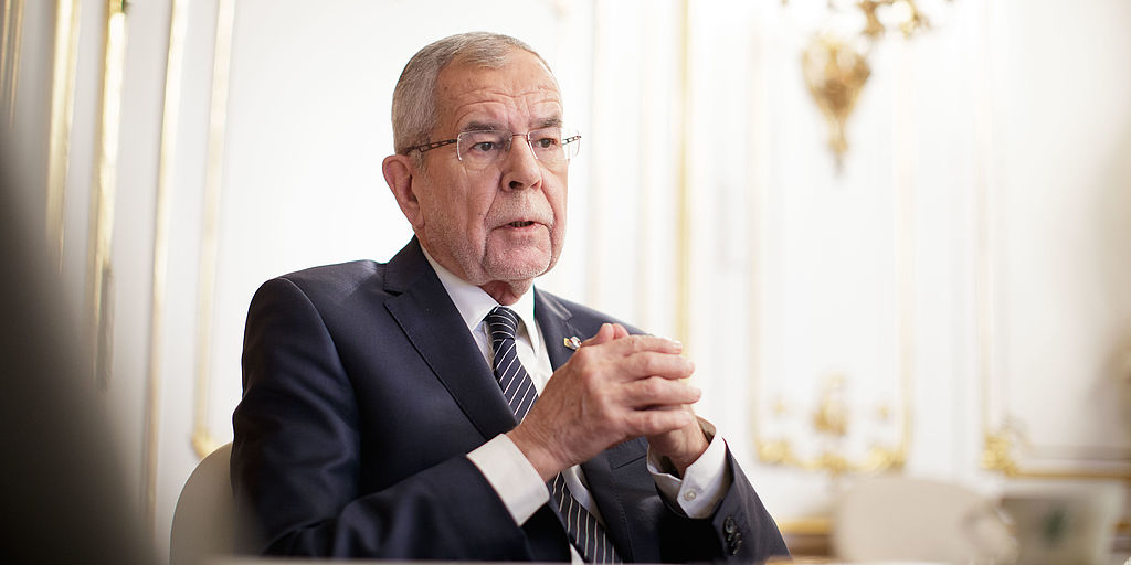 Bundespräsident Alexander Van der Bellen mit der Tageszeitung "Österreich"