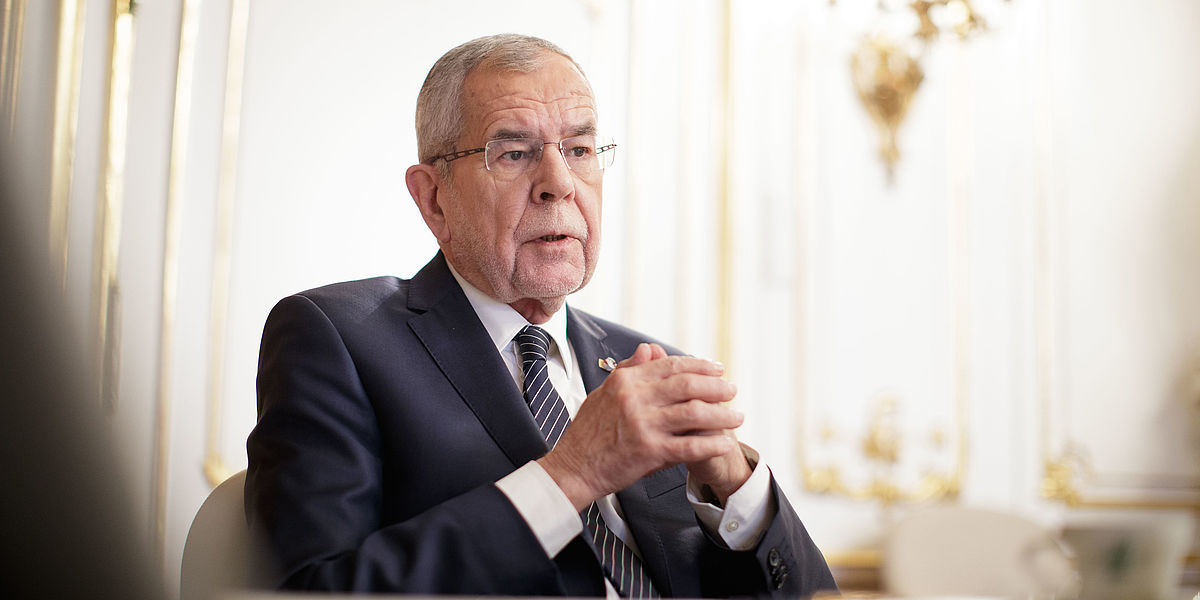 Bundespräsident Alexander Van der Bellen mit der Tageszeitung "Österreich"