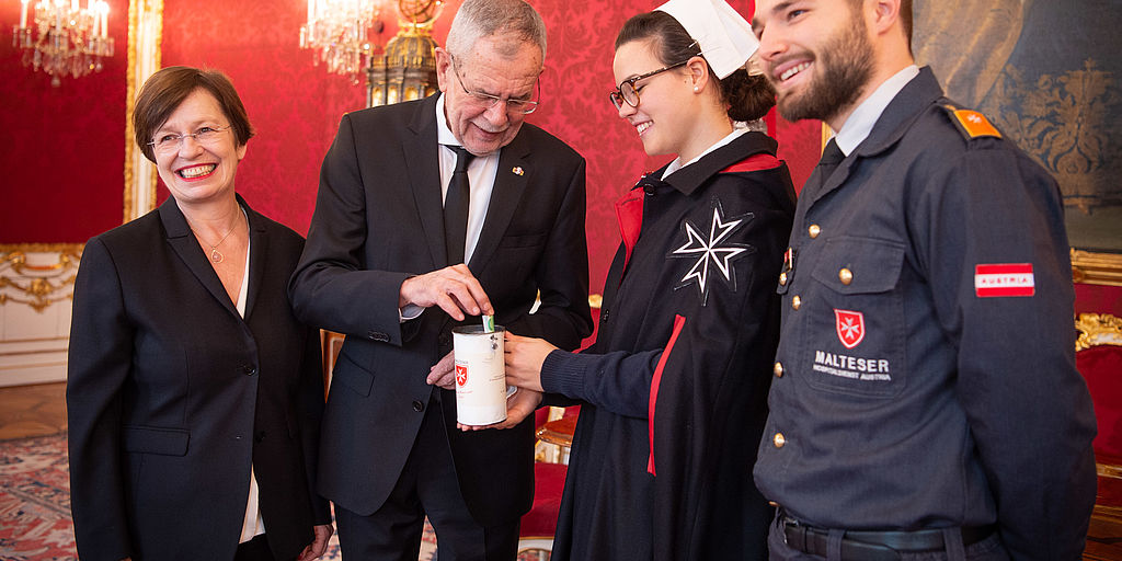 Bundespräsident Alexander Van der Bellen und Doris Schmidauer als Erstspender für die Straßensammlung 2019 des Malteser Hospitaldienstes Austria