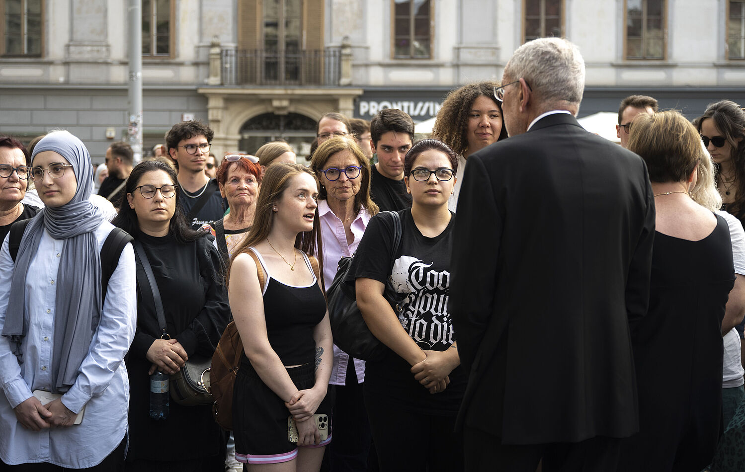 Bundespräsident Alexander Van der Bellen im Gespräch mit Teilnehmenden der Gedenkveranstaltung