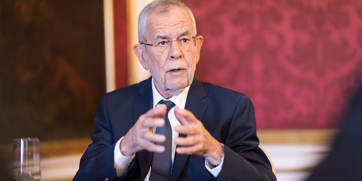 Bundespräsident Alexander Van der Bellen mahnt vor traditionellen Aschermittwochs-Reden ein kurzes "Innehalten" ein.
