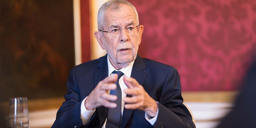 Bundespräsident Alexander Van der Bellen mahnt vor traditionellen Aschermittwochs-Reden ein kurzes "Innehalten" ein.