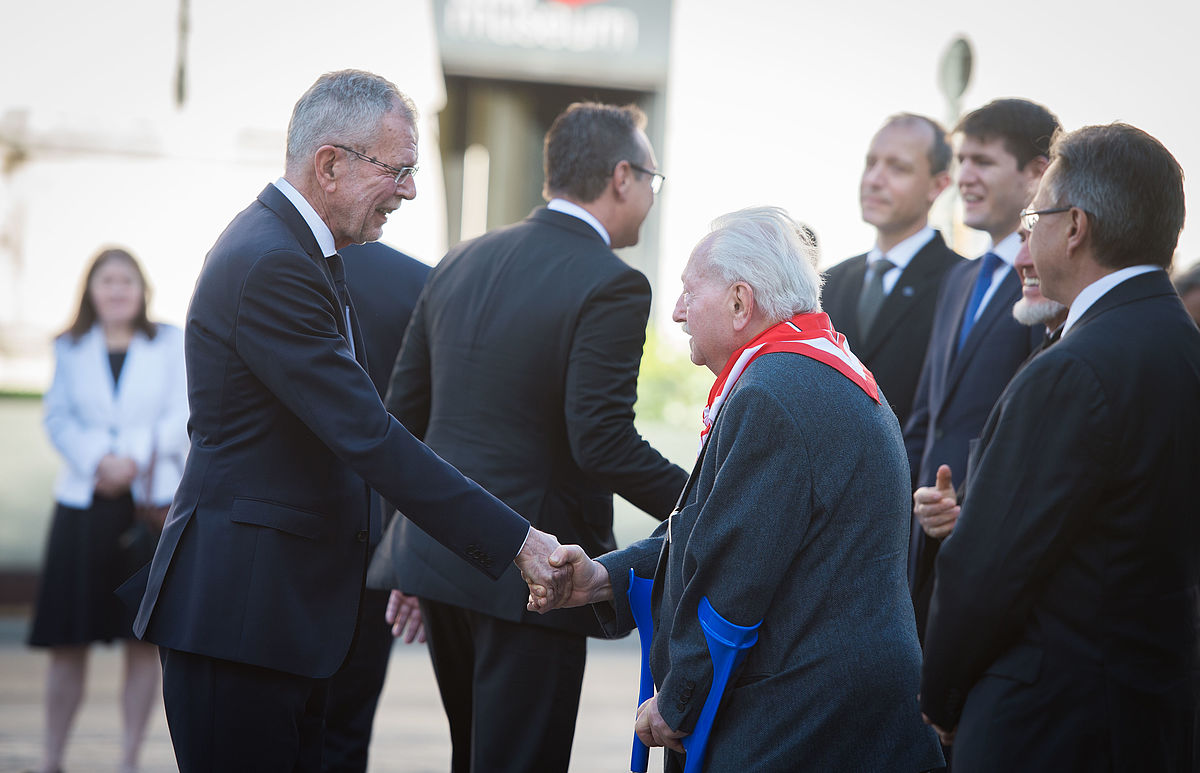 Kranzniederlegung beim Mahnmal gegen Krieg und Faschismus