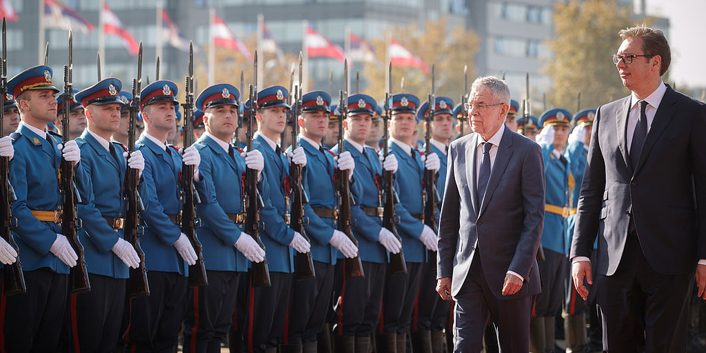 Alexander Van der Bellen wird in Beograd mit militärischen Ehren empfangen