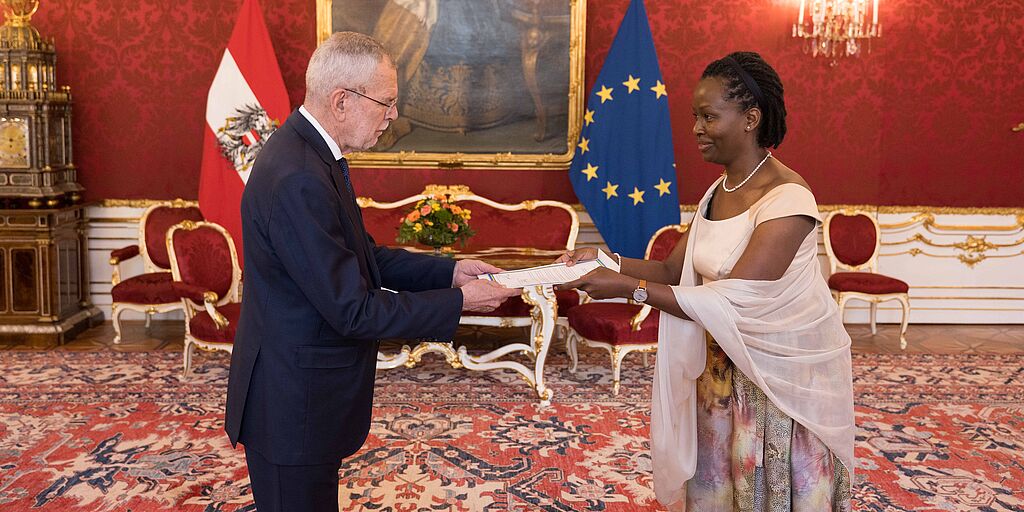 Bundespräsident nimmt die Beglaubigungsschreiben von neu in Österreich akkreditierten Botschafterinnen und Botschafter entgegen.