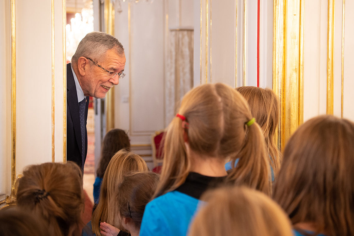 Übergabe eines Adventkranzes durch die Diakonie Österreich