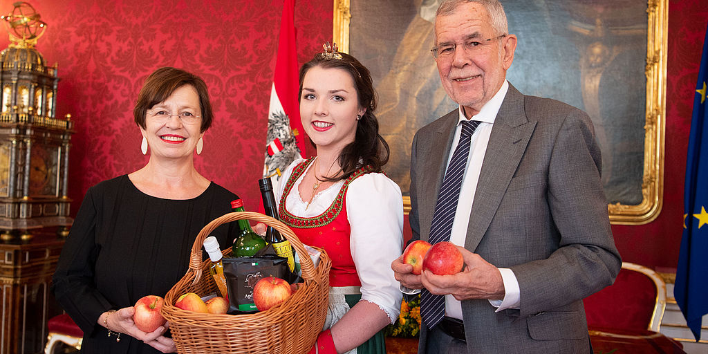 Apfelkönigin Hanna I. zu Besuch bei Bundespräsident Alexander Van der Belln
