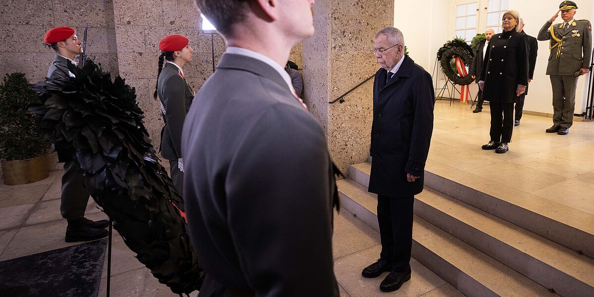 Die Feierlichkeiten zum Nationalfeiertag starten traditionell mit einer Kranzniederlegung im Weiheraum des Äußeren Burgtors.