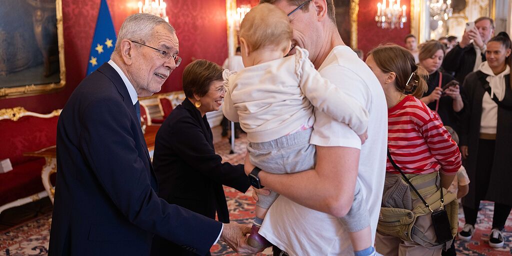 Bundespräsident begrüßt Gäste am Tag der offenen Tür