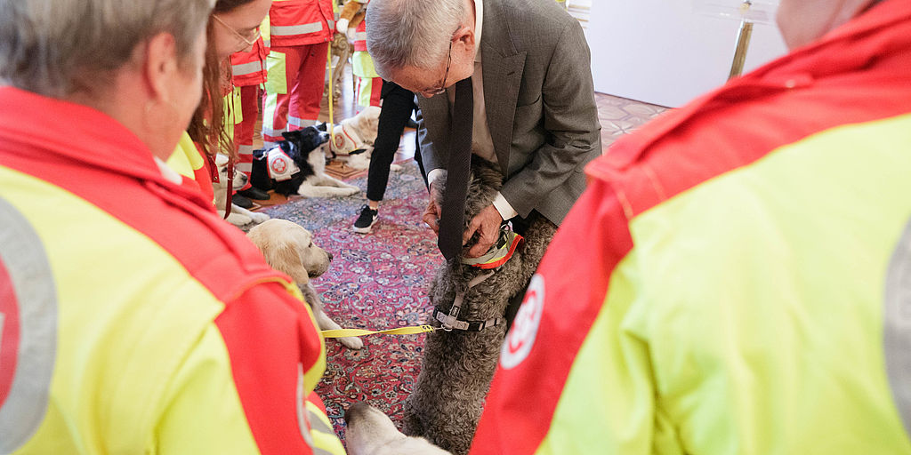 Besuch von Therapiebegleithunden des Samariterbundes bei Alexander Van der Bellen