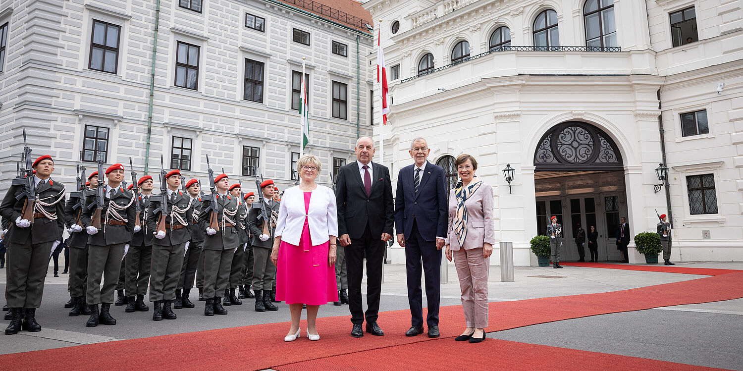 Fotopoint mit den Staatsoberhäupterpaaren vor der Präsidentschaftskanzlei