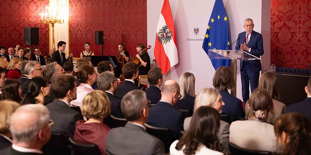 Bundespräsident Alexander Van der Bellen überreicht die Ehrenringe der Republik an Sub auspiciis-Doktor:innen.