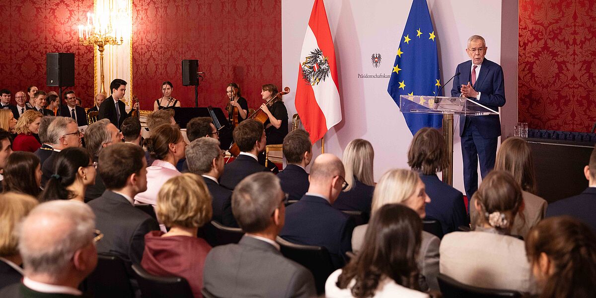 Bundespräsident Alexander Van der Bellen überreicht die Ehrenringe der Republik an Sub auspiciis-Doktor:innen.