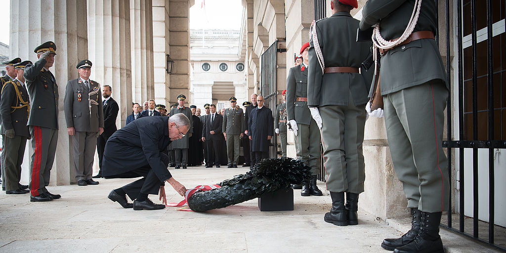 Nationalfeiertag: Kranzniederlegung am Äußeren Burgtor