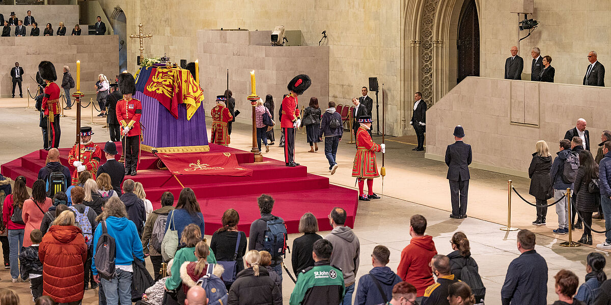 Bundespräsident Alexander Van der Bellen und Doris Schmidauer erweisen Queen Elizabeth II. in Westminster Hall die letzte Ehre.