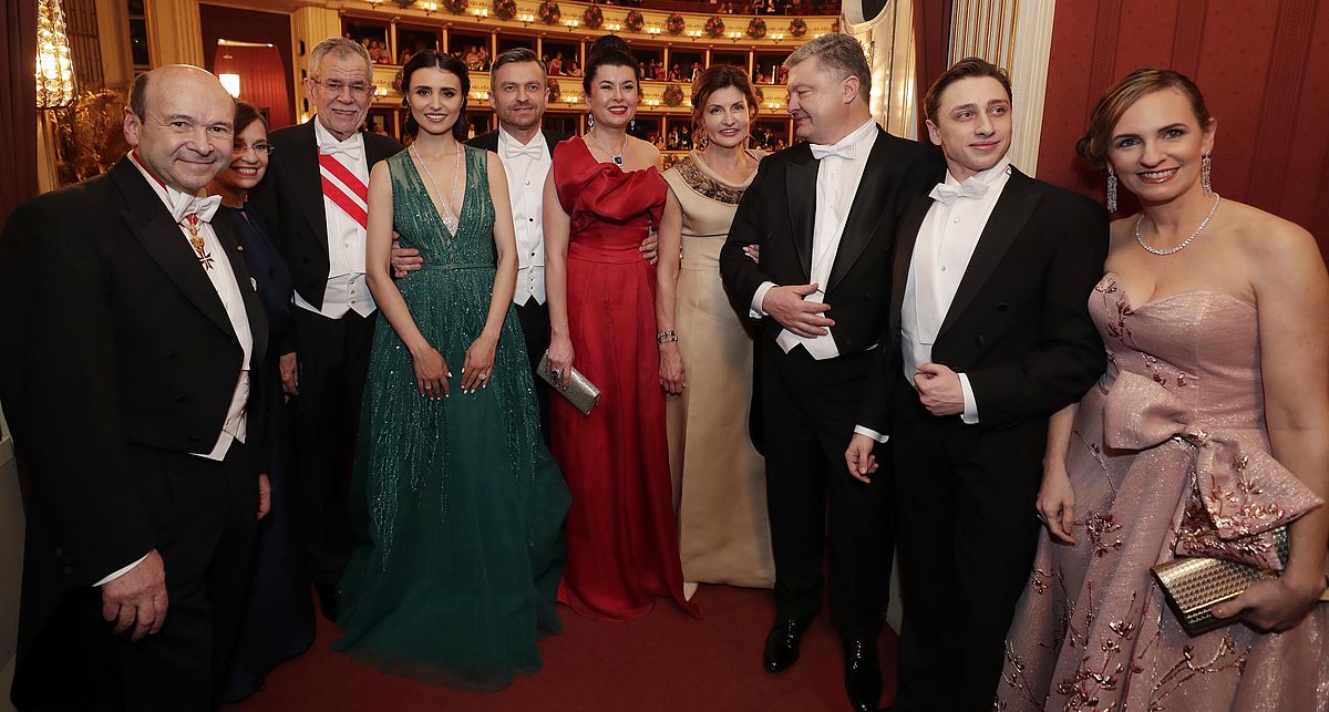 Besucherinnen und Besucher in der Loge