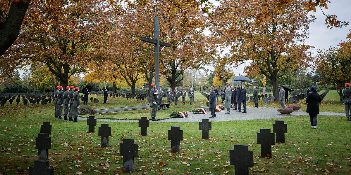 Traditionelle Kranzniederlegungen, gemeinsam mit Bürgermeister Michael Ludwig, am Zentralfriedhof
