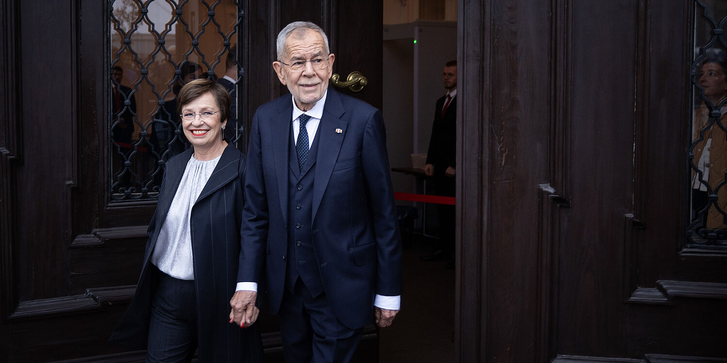 Zum Start begrüßen Bundespräsident Alexander Van der Bellen und Doris Schmidauer die ersten Besucher:innen.