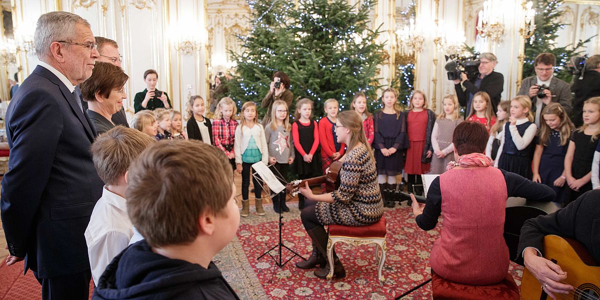 Übergabe des Christbaums aus Oberösterreich