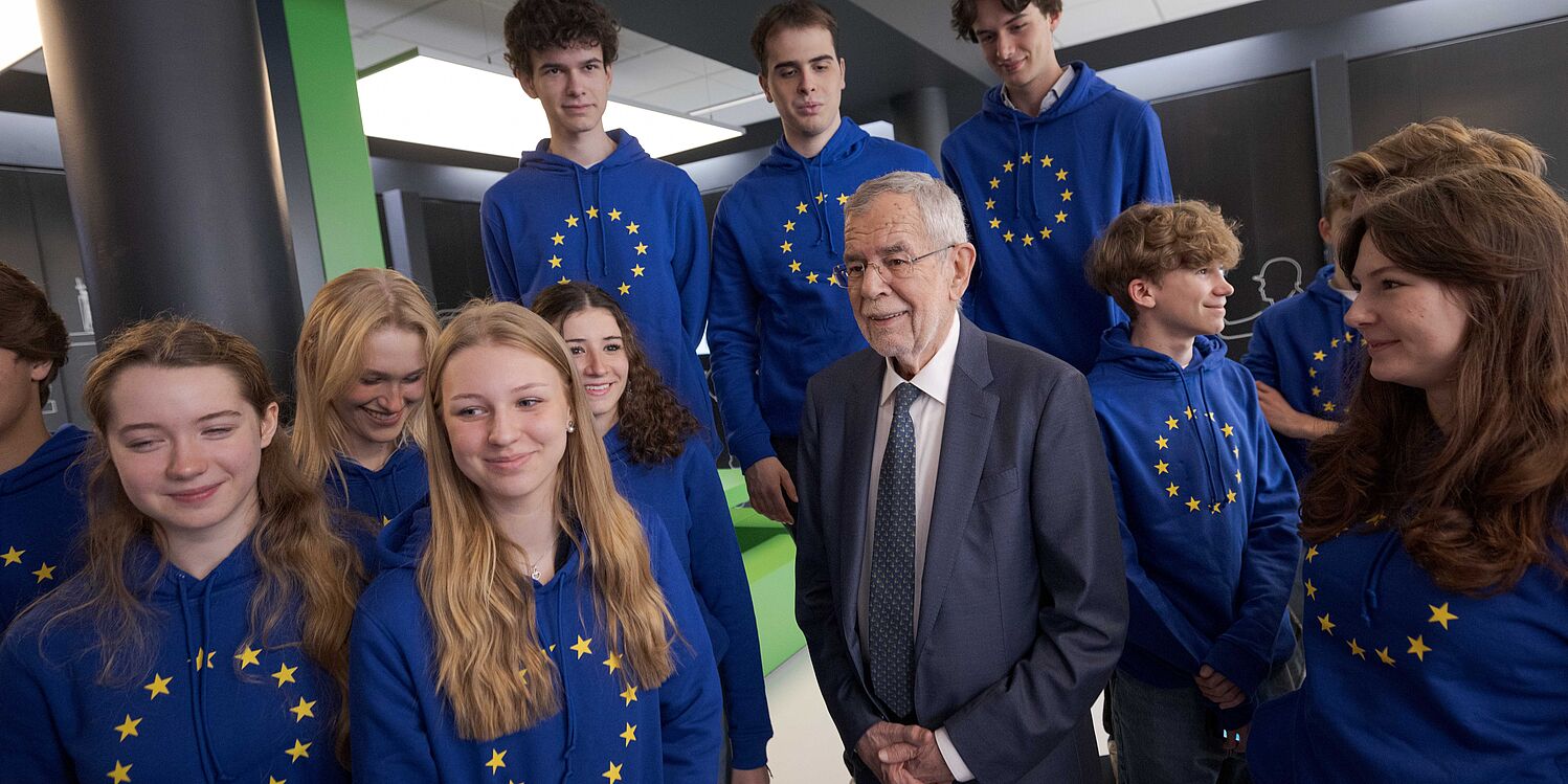 Bundespräsident mit Jugendlichen bei Dauerausstellung "Erlebnis Europa" 