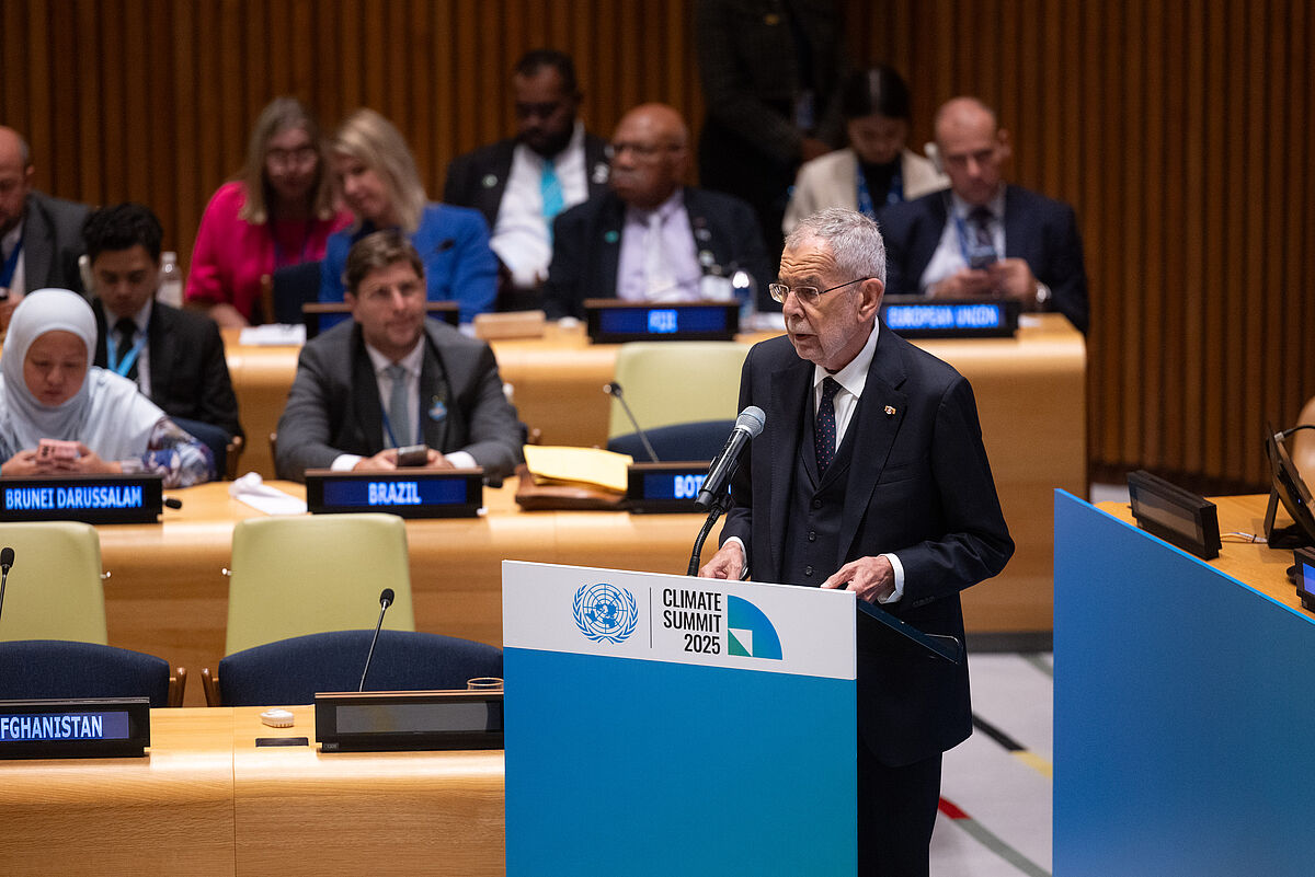 Bundespräsident Alexander Van der Bellen steht am Rednerpult und hält eine Rede beim Climate Summit