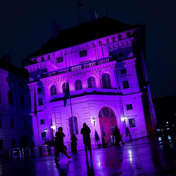 Die lila angestrahlte Fassade der Hofburg anlässlich des Internationalen Tages der Menschen mit Behinderung