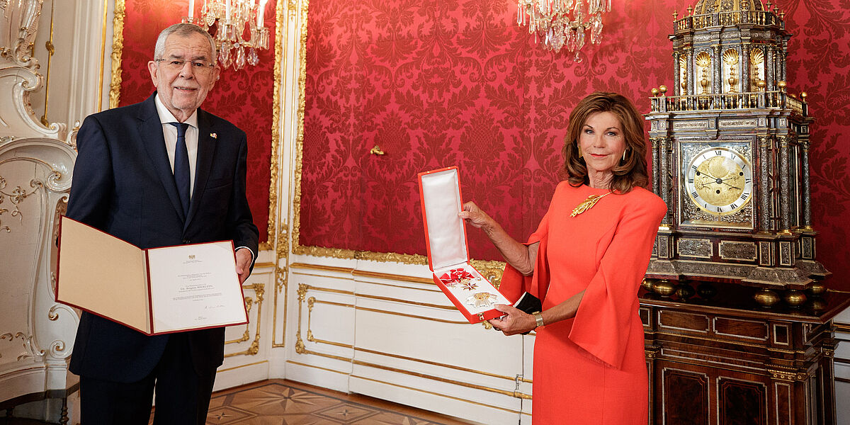 Überreichung des Großen Goldenen Ehrenzeichens am Bande an Bundeskanzlerin a.D. Brigitte Bierlein