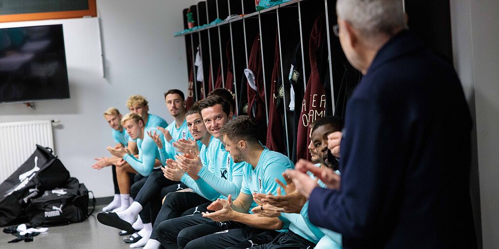 Bundespräsident Alexander Van der Bellen motiviert die österreichische National-Elf vor dem WM-Qualifikations-Finalspiel.