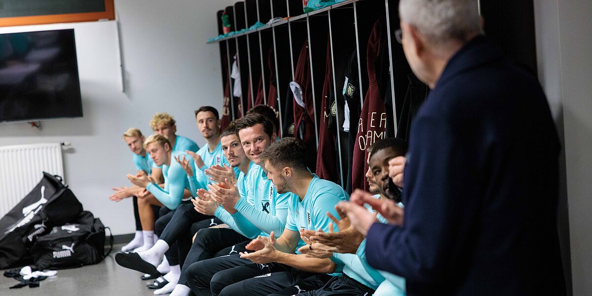 Bundespräsident Alexander Van der Bellen motiviert die österreichische National-Elf vor dem WM-Qualifikations-Finalspiel.