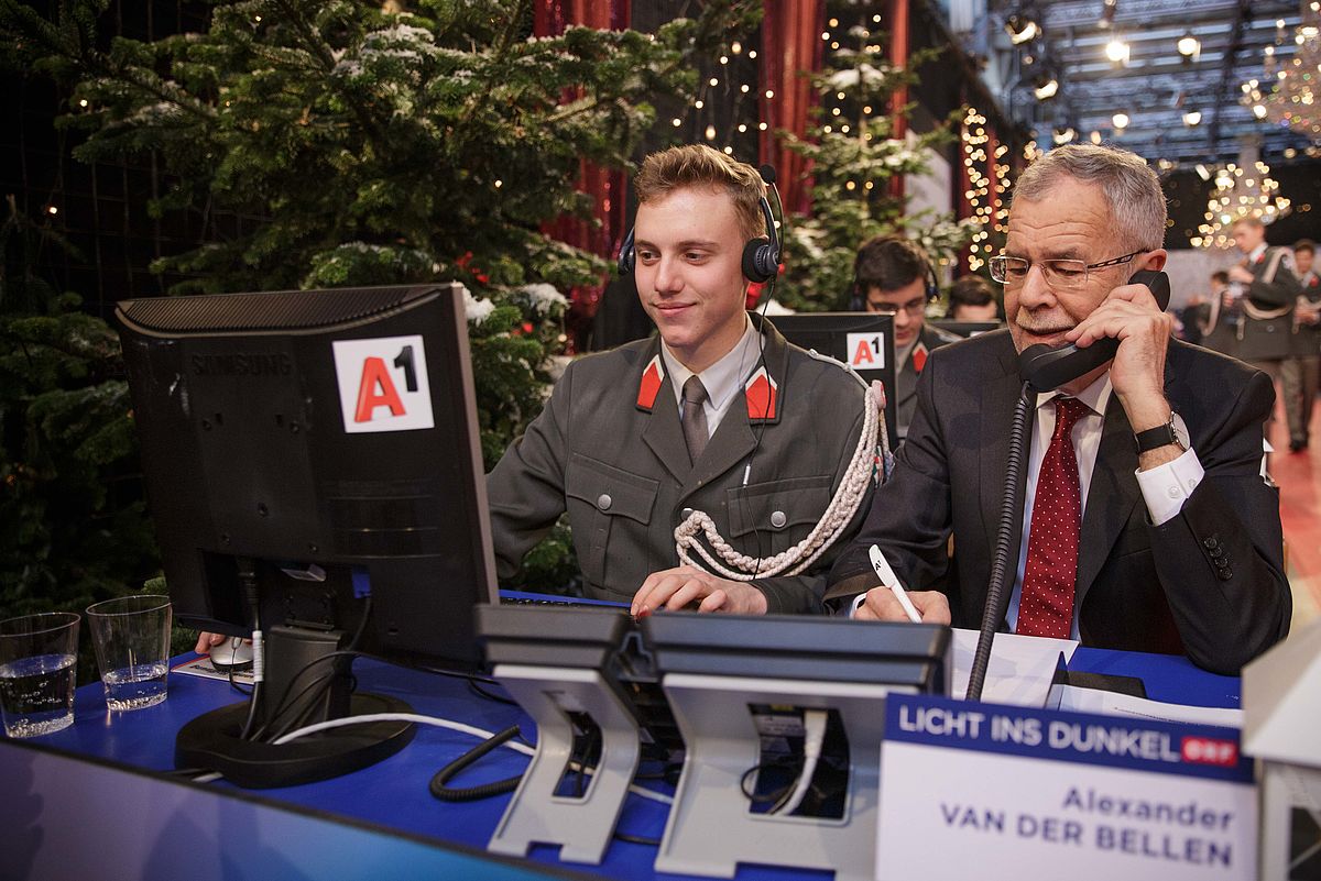 Bundespräsident und Doris Schmidauer bei Aktion ORF-Spendentelefon für „Licht ins Dunkel“